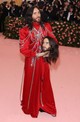 Jared Leto a Met-gála minden eddigi legkülönlegesebb kiegészítőjével, a saját fejével pózolt 2019-ben. A Gucci kreációra azóta is mindenki tisztán emlékszik