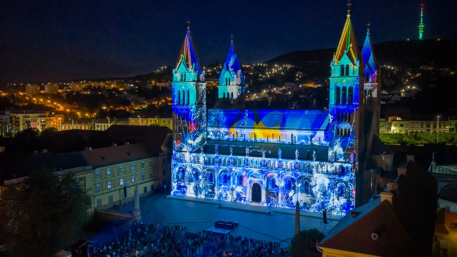 A Zsolnay Light Art Video Mapping Verseny a Zsolnay Fényfesztivál kiemelt programja, amely során nemzetközi alkotók fényfestései borítják be a Pécsi Székesegyház ikonikus épületét