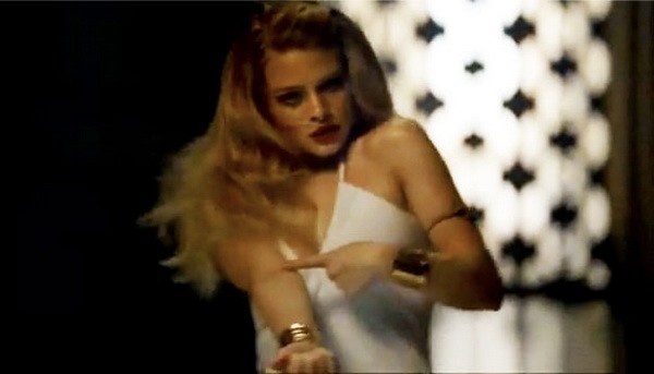 Az Yves Saint Laurent divatháznak több ízben is sikerült magára haragítani a reklámfelügyeleti hatóságot, első sorban az Opium parfüm reklámjával, ez talán érthető is...