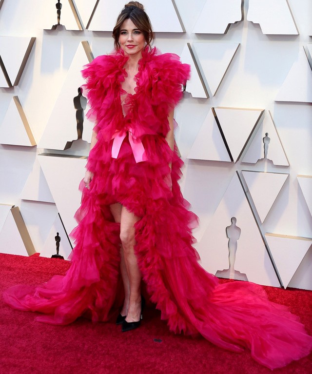 Az emlegetett habszörny piros változata a Zöld könyv cuki színésznőjéből, Linda Cardelliniből például már csak mutatóban hagyott valamit. A sztár ebben a szettben a Szezám utcában is kaphatna szerepet 