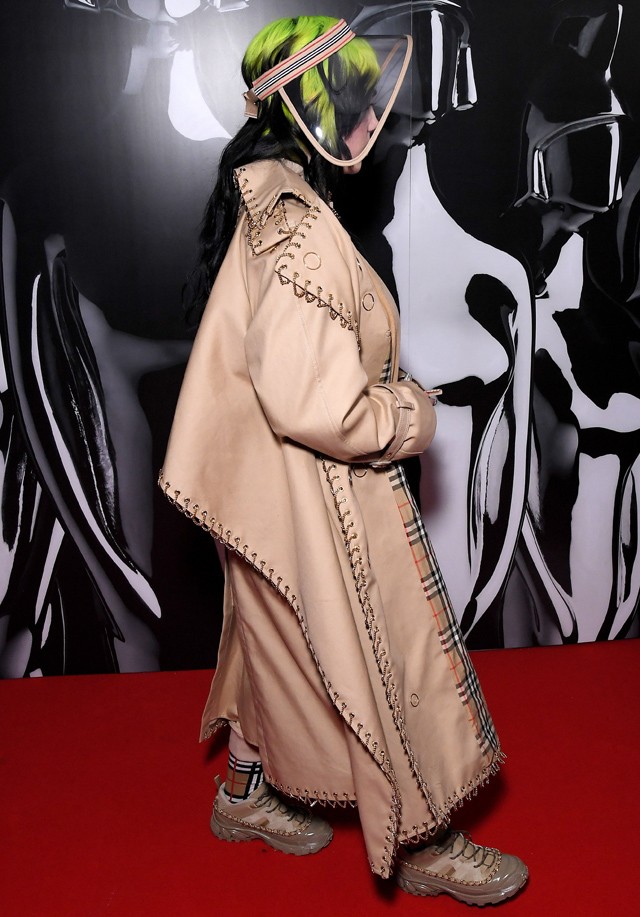 Billie Eilish Burberry szerelése