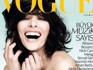 Itt a nyár, meztelenkednek a modellek