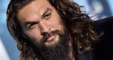 Jason Momoa egy szál ágyékkötőre vetkőzött