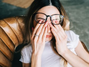 Ezért borzalmas ötlet megdörzsölni a szemed, még ha olyan jól is esik