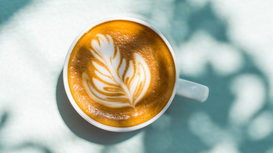 5 ital, amiből tilos ébredés után inni: komoly öngól a szervezet számára, ha mégis éhgyomorra iszol belőlük