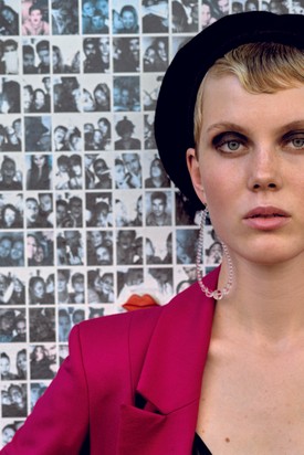 TALÁLD MEG AZ ÚJ STÍLUSOD ÚJ KIEGÉSZÍTŐKKEL! Zakó MARCELL VON BERLIN Top PRADA Sapka ARMANI Fülbevaló SASKIA DIEZ