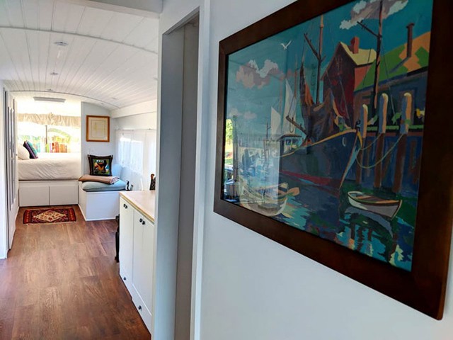 Ez a lány egy lerobbant buszt alakított át csodálatos lakássá!