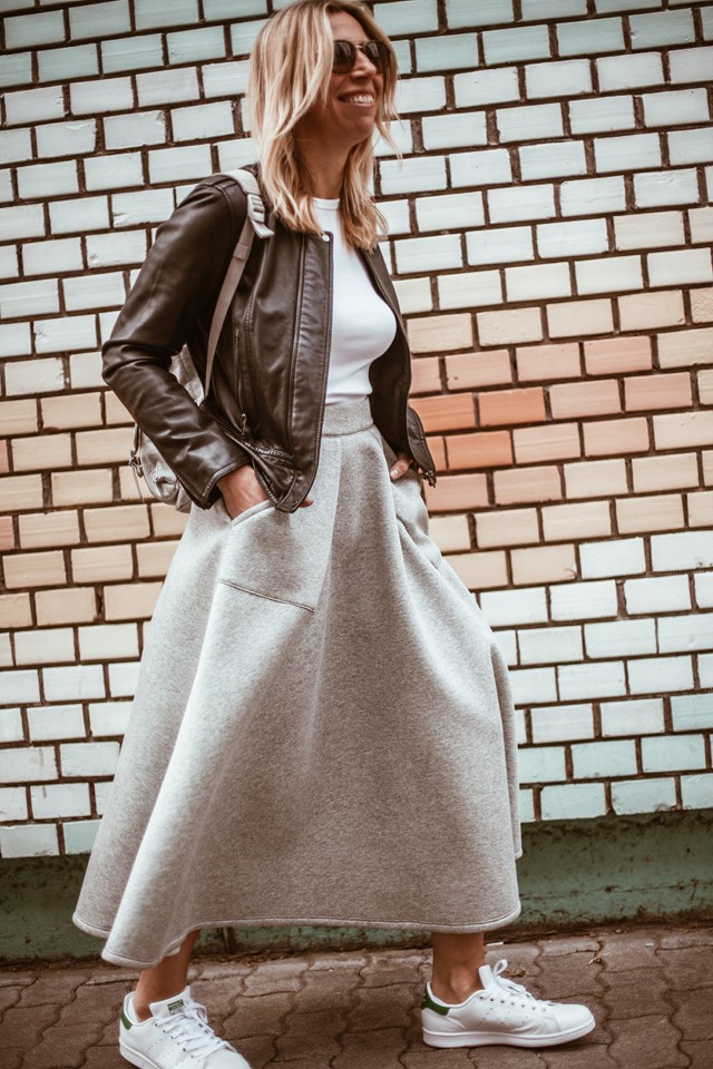 Cakó Kinga előszeretettel viseli az extravagáns ruhákat basic darabokkal