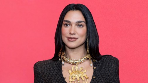 Dua Lipa csipkés melltartóban indult bulizni, alig takarta valami a testét