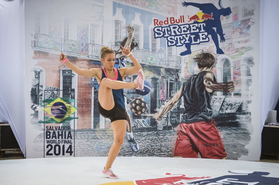 A lány, aki a freestyle fociban tört csúcsra: Szász Kitti négyszeres világbajnok