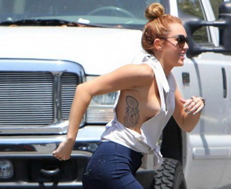 Miley Cyrus, mell, villantás, tetoválás