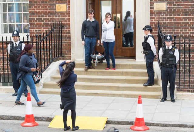 Ismeretlen pár újszülött babájukkal