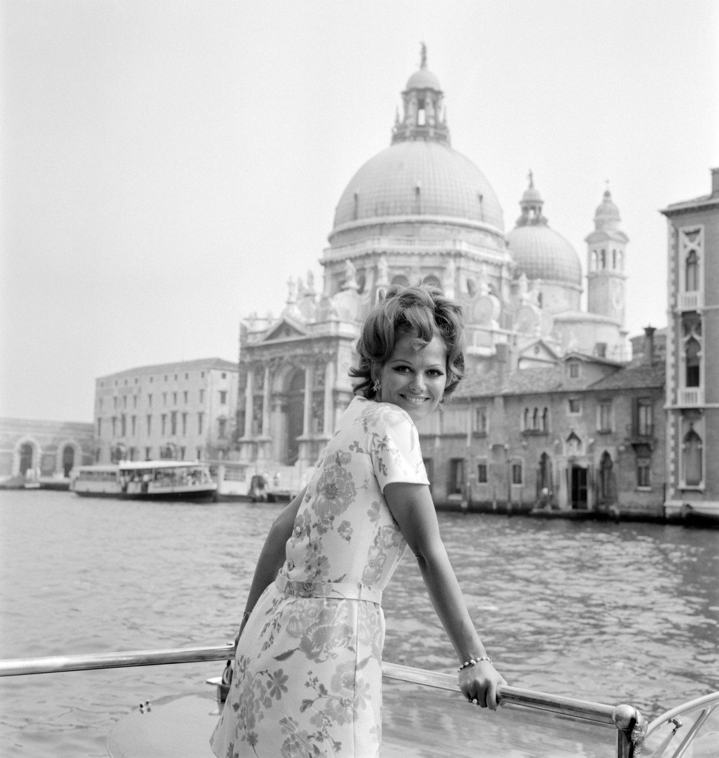 Tehetségének és kivételes szépségének köszönhetően a nemzetközi filmipar is hamar felfigyelt rá. (1967) 