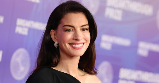 Anne Hathaway pucérruhájából árad a meztelenség, óriási feltűnést keltett a vörös szőnyegen