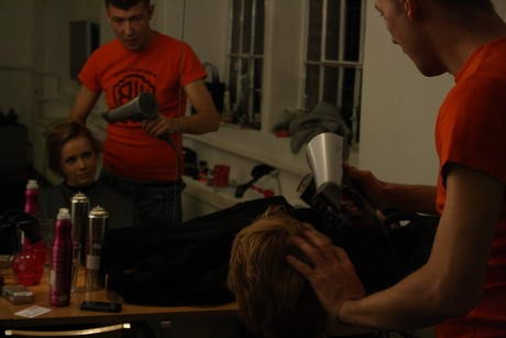 Osvárt Andi haja már szárad.