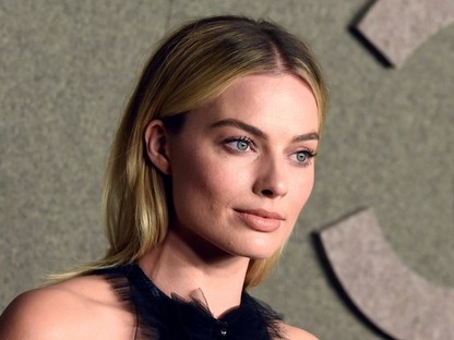 Margot Robbie megtalálta a kedvenc ünnepi szetteted a Chanel bemutatóján