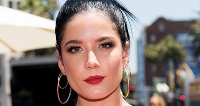 Halsey halloweeni kosztümje alig takar valamit
