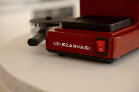 Az eldobható háztartási eszközök korában, amikor évente, kétévente új dolgokat kell venned, felüdülés lesz ez a tartós, javítható befektetésed: a Szarvasi kávéfőző a konyhád tartós, megbízható darabja lesz