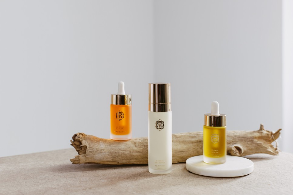 Ragyogó arcolaj 23900 Ft/30 ml | Esszenciális arckrém 18900 Ft/50 ml | Megújító arcolaj 25900 Ft/30 ml