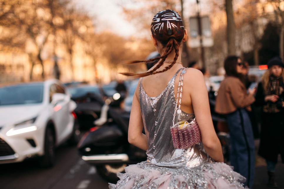 A párizsi divatheteken nem csak a kifutón elevenedett meg ez a nyolcvanas évekbeli hajtrend