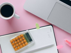 Mennyit és mikortól tegyél félre, ha 300 ezres plusz nyugdíjat szeretnél? 