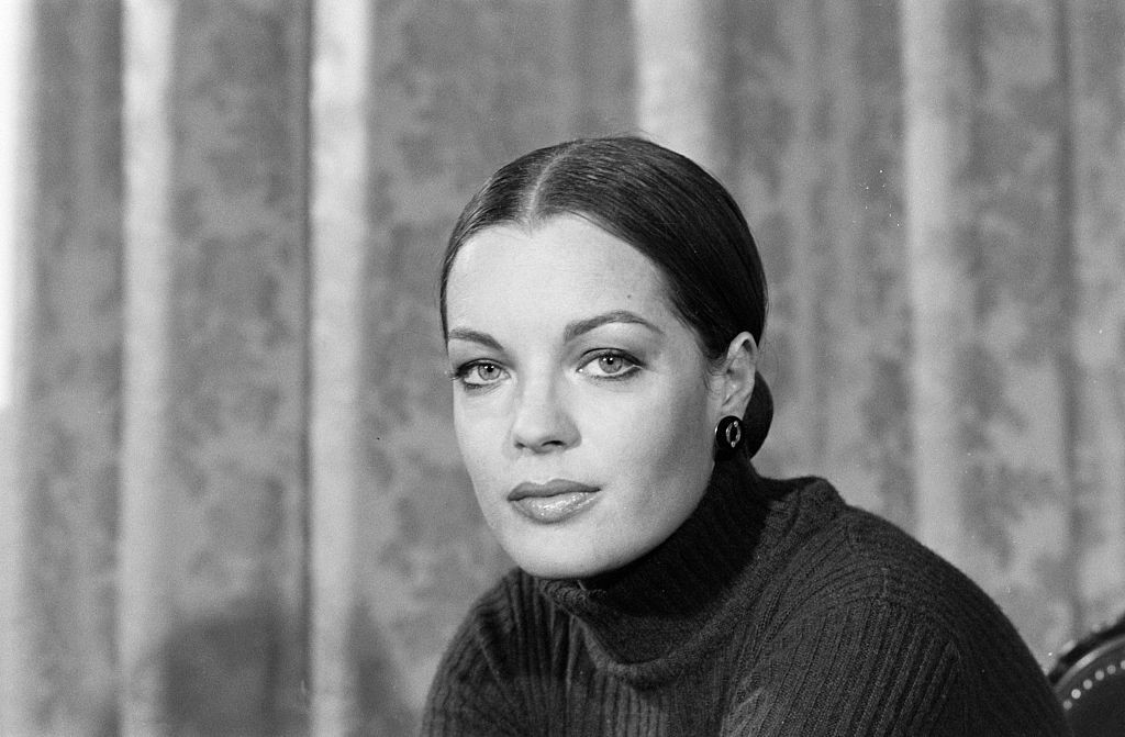 De nemcsak bikiniben, hanem még a lehető legvisszafogottabb szettben, garbóban, szoros kontyba fogott hajjal is azonnal magára vonzotta a tekinteteket. (1970)