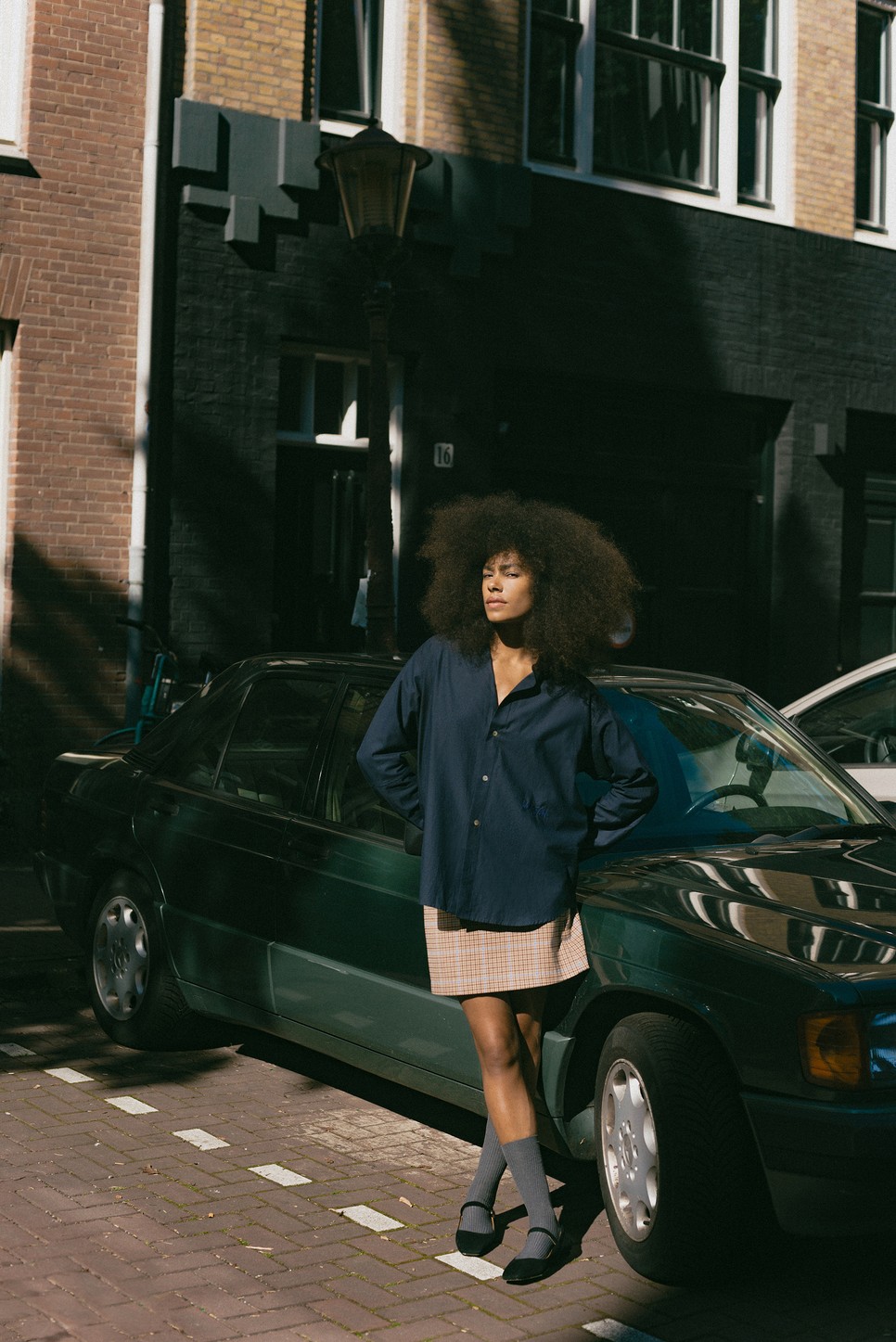 Az amszterdami nő minimalista stílusa mindig rejt magában egy kis játékosságot is Ing MARTAN martan-official.com Szoknya ARMEDANGELS armedangels.com Zokni COS 4500 Ft Cipő KAZAR eu.kazar.com