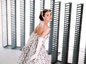 Kitalálnád, ki alakítja Audrey Hepburnt az Apple életrajzi filmjében?