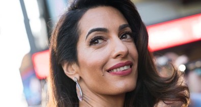 Amal Clooney ruháját nem igazán értjük, de csodálatosan áll rajta!