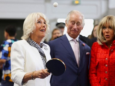 Károly király történelmet írt, Kamilla királyné pingpongozott Franciaországban