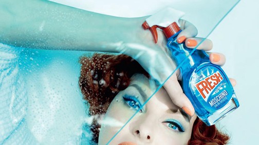 Az év poénja a divatreklámban! Tisztítószeres flakonban a parfüm