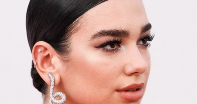 Elképesztő: a rajongók szerint Dua Lipa retusálta a gyerekkori képeit