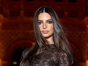 Emily Ratajkowski új szintre emelte a meztelenruha-trendet, minden szem rászegeződött a vörös szőnyegen