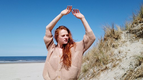 Jurák Bettina táncművész a környezettudatos magyar divatmárka, az OatAva új kapszulakollekcióját viseli