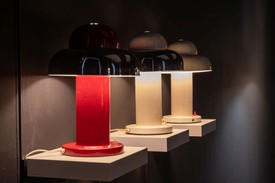 Harvey Guzzini (később iGuzzini) tervezésében készült, a hetvenes évek olasz designjának ikonikus darabja