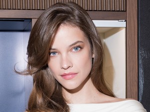 Palvin Barbara melltartó nélkül pózol a címlapon: szavunk is elakadt a dögös fotósorozattól