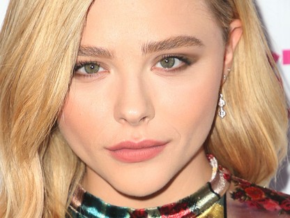 Chloe Grace Moretz ruháját a nagymamánk sem venné fel