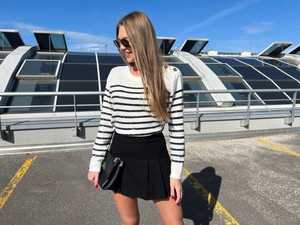 Balogh Eleni ezt az egyszerű szettet ezzel a mintás kiegészítővel dobta fel