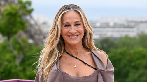 Sarah Jessica Parker a világ legszebb Dior ruhájában érkezett az És egyszer csak... 3. évadának premierjére