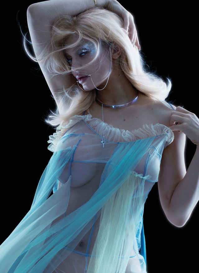 Kylie Jenner teljesen átlátszó ruhában