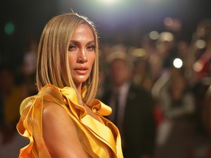 Jennifer Lopez meztelenruhája egyszer vad és kifinomult