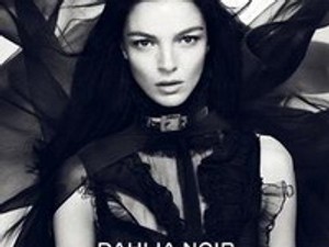 Várandósan vetkőzött pucérra a Givenchy múzsája