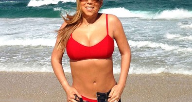 Mariah Carey kebelcsodaként a tengerparton