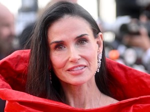 Demi Moore tűzpiros ruhában szántotta fel a vörös szőnyeget, ő a cannes-i filmfesztivál koronázatlan királynője 