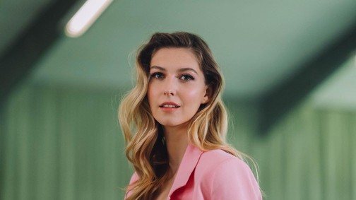 Dallos Bogi extra látványos nyári hangulatú klippel érkezik