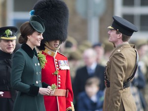 Vége a bulinak! Vilmos herceg már Kate Middleton mellett feszengett