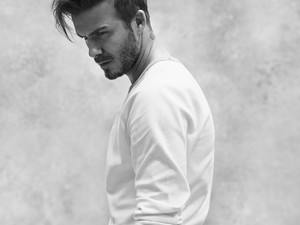 David Beckham kisgatyában, szexi atlétában a H&M új kampányában