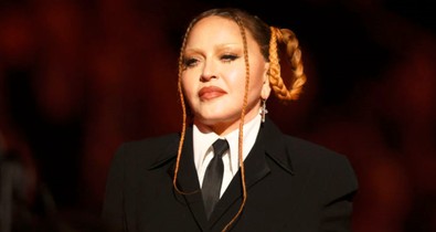 Ő Madonna 38 évvel fiatalabb szerelme, aki eljegyezhette a 66 éves énekesnőt