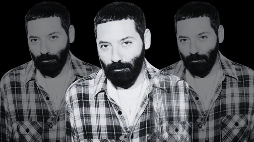 Gyászol a divatvilág: mindössze 46 évesen halt meg a Moschino kreatív igazgatója