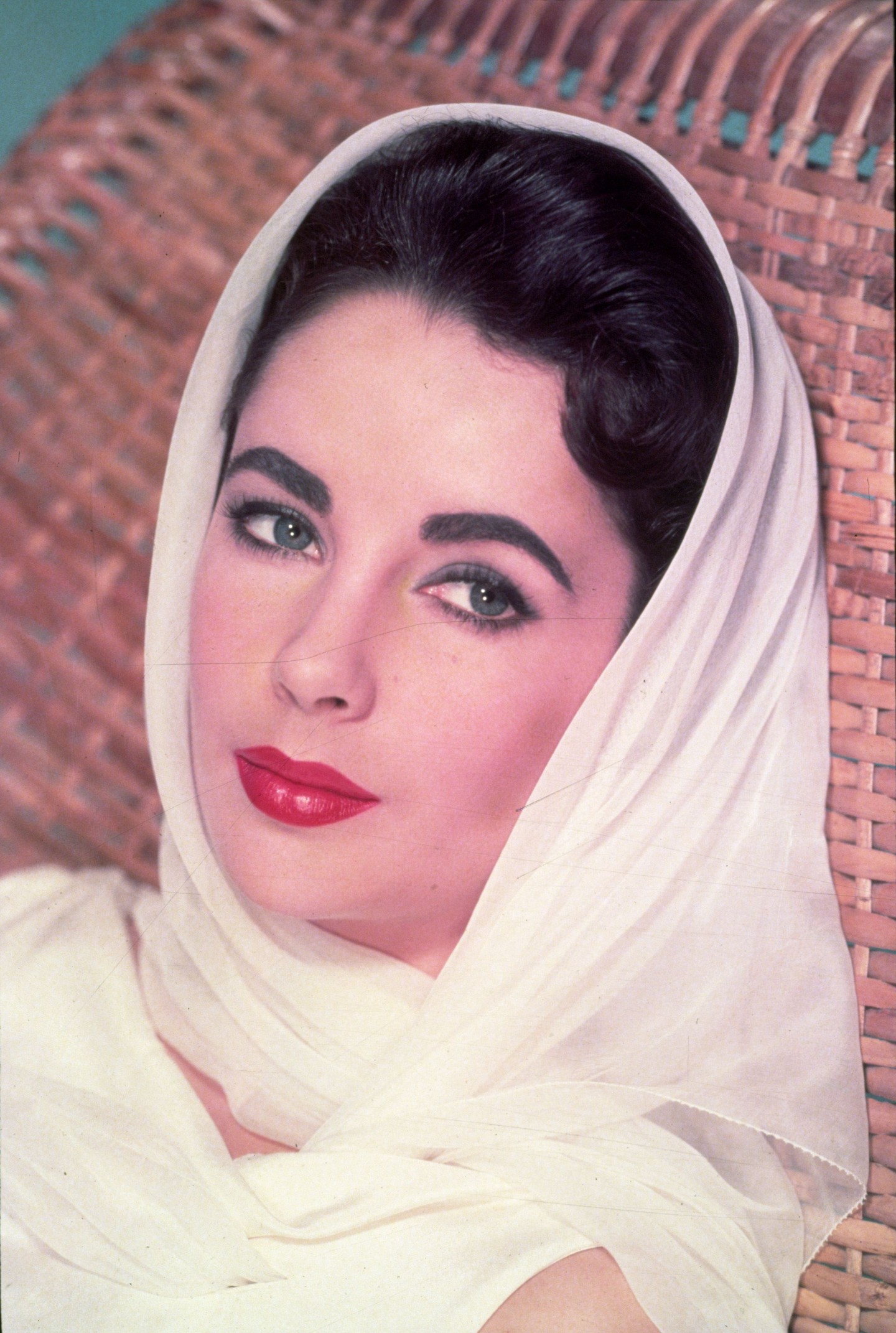 Híres volt különleges, ibolyás árnyalatú szeméről, amely rendkívül ritka és szinte egyedülálló volt Hollywoodban.